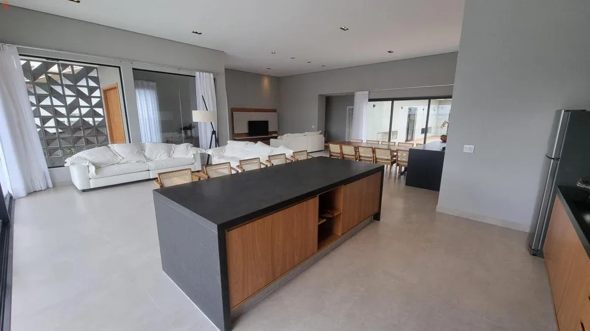 Casa de alto padrão no Condomínio Xapada Itu em Itu - SP: ampla área verde, piscina e 4 suítes.