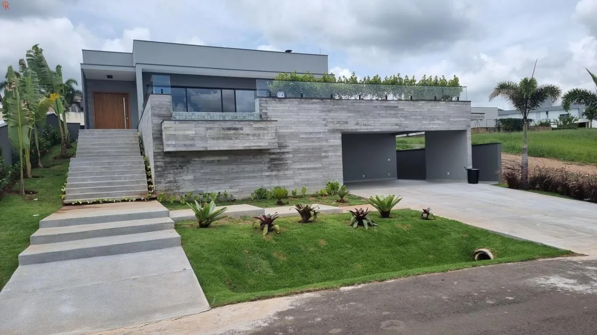Casa de alto padrão no Condomínio Xapada Itu em Itu - SP: ampla área verde, piscina e 4 suítes.