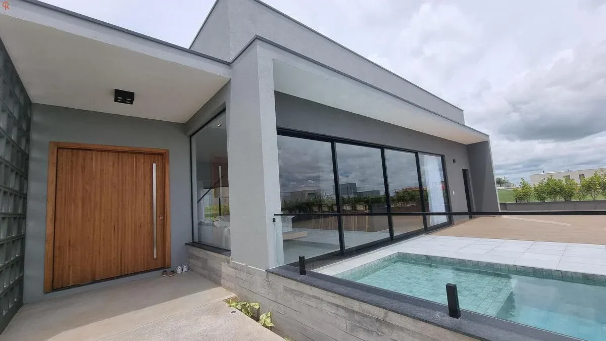 Casa de alto padrão no Condomínio Xapada Itu em Itu - SP: ampla área verde, piscina e 4 suítes.