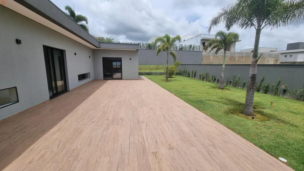 Casa de alto padrão no Condomínio Xapada Itu em Itu - SP: ampla área verde, piscina e 4 suítes.