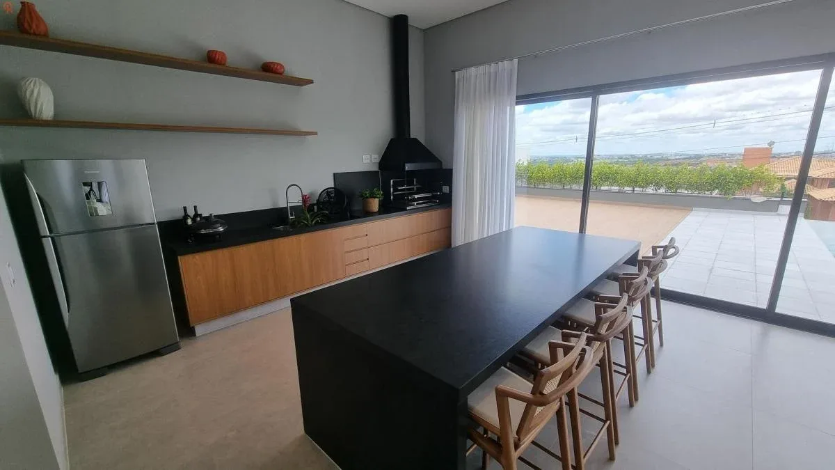 Casa de alto padrão no Condomínio Xapada Itu em Itu - SP: ampla área verde, piscina e 4 suítes.