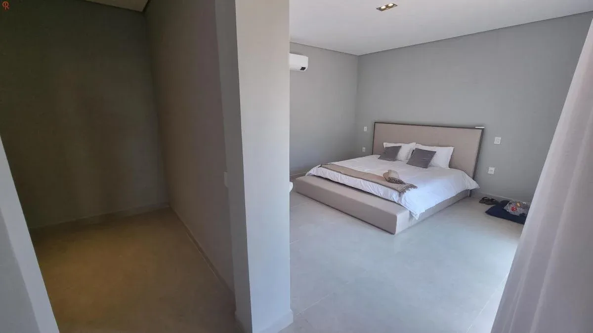 Casa de alto padrão no Condomínio Xapada Itu em Itu - SP: ampla área verde, piscina e 4 suítes.